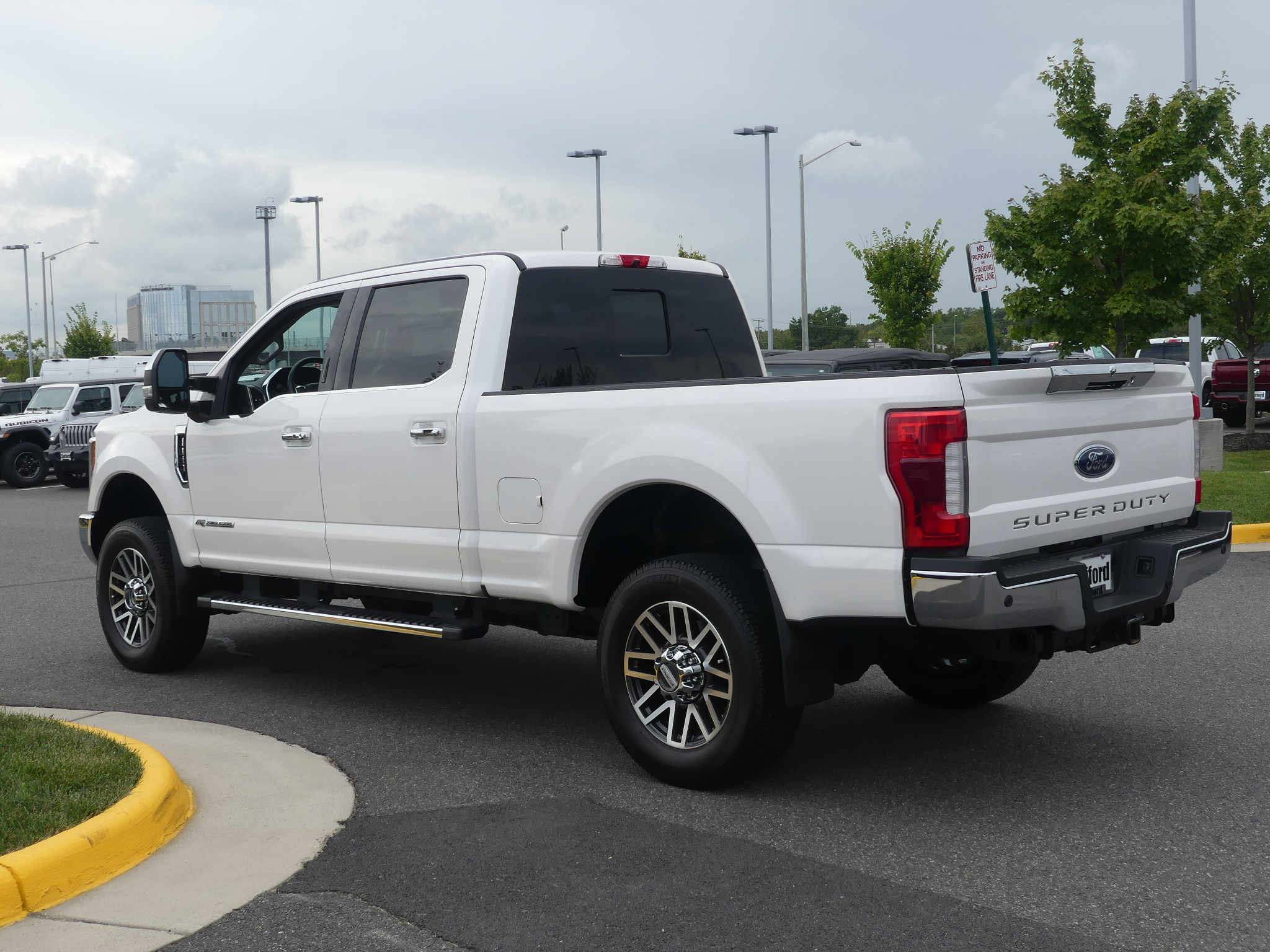 Pre-Owned 2018 Ford Super Duty F-350 SRW Lariat 4WD Crew Cab 8′ Box